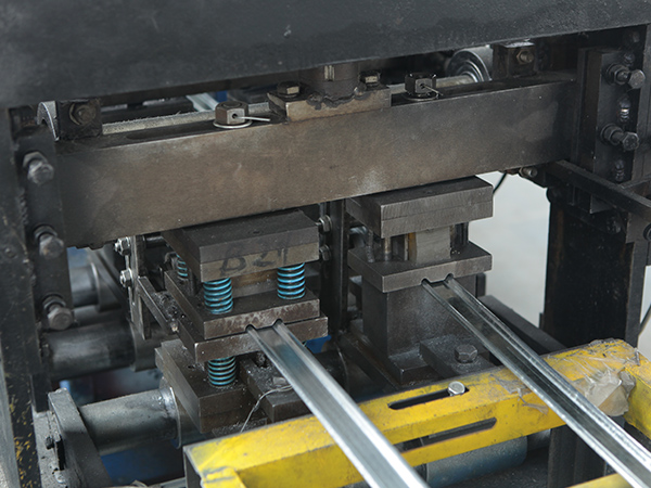 防火卷簾門生產(chǎn)設(shè)備